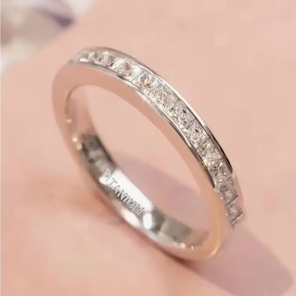 💙 Elegant Silver Swarovski Crystal Eternity Band Ring 💙 - Picture 9 of 9